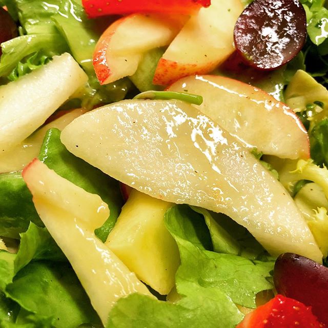 Leicht und lecker: Gemischter Salat mit Obst