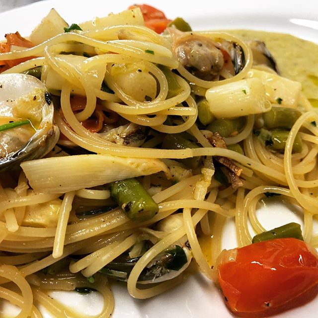 Spaghetti Vongole (kleine Muscheln) mit Asparagi