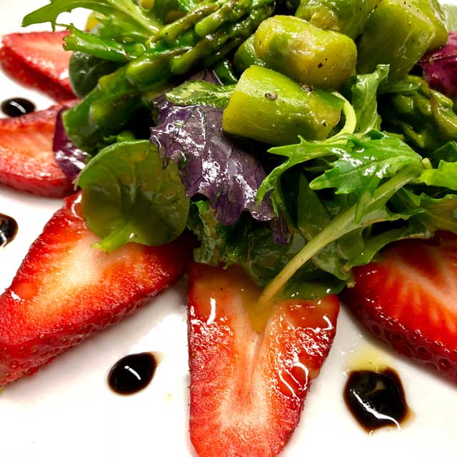 Wildkräutersalat mit grünem Spargel, Erdbeeren und Balsamico