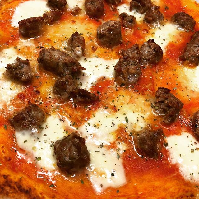 Delikate Pizza Salsiccia mit feinem Fenchel-Aroma